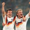 Lothar Matthäus und Rudi Völler feiern ihren Weltmeistertitel. Matthäus' Schuhe sollen jetzt versteigert werden.