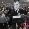 Symbol für die Korruption in Russland: Demonstranten tragen am Sonntag in St. Petersburg ein Plakat, das Ministerpräsident Dmitri Medwedew zeigt.