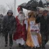 Pünktlich zum Einzug ging ein heftiger Schneeschauer nieder. Doch weder Nikolaus und Engel noch Kindergartenkinder und Bürgermeister ließen sich die Laune verderben. Den schönen Baum auf der Bühne haben die Mitarbeiter des Ordnungsamtes geschmückt. 	