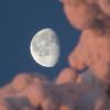 Oft sieht man den Mond tagsüber am Himmel - aber warum eigentlich?