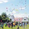 Viele bunte Luftballons stiegen auf der Haunsheimer Schulwiese in die Höhe, die Kinder spielten, sangen und tanzten. 