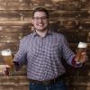 Welches hätten’s denn gerne? Benedikt Deniffel, 27, seit Juni Wahl-Lauinger, schenkt sein Bier beim Hexentanz und beim Faschingsumzug erstmals in seiner Brauerei an der Herzog-Georg-Straße 23 aus.  	