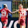 Tobias Raschl (r) bejubelt mit Richmond Tachie den Treffer zum 1:0 für Kaiserslautern.