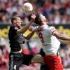 Kölns Stefan Maierhofer (rechts) muss sich im Kopfballduell mit Aalens Oliver Barth behaupten.