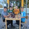 Das Schachspiel gefällt diesen Jungs, die bei der Ferienbetreuung der Stadt Neusäß dabei waren. 	