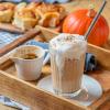 Der Pumpkin Spice Latte wurde besonders in den USA zu einem herbstlichen Kultgetränk. Heuer feiert der PSL – wie ihn seine Fans nennen – seinen 20. Geburtstag.