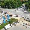 Vom 6. bis zum 17. Juli 2020 wird die Kreuzung am sogenannten Polizeiohr in Günzburg in allen Richtungen gesperrt. Seit einigen Wochen wird der Kreuzungsbereich an der Augsburger Straße mit Tulpenstraße und B 16-Zubringer umgebaut. In den beiden Wochen der Vollsperrung soll die Asphaltdecke der Hauptfahrbahnen erneuert werden.