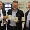 Stoßen mit den neuen Bierkrügen an: Hans-Peter Rothe (links), Hansi Kraus (rechts) sowie Thomas Kerscher.