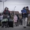 Zahlreiche Ukrainer verlassen nach Militäraktionen Russlands auf Ukrainischem Staatsgebiet das Land.