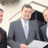 Christian Smetana, Leiter der M-net-Niederlassung Augsburg, Weils Bürgermeister Anton Bauer und LEW TelNet-Geschäftsführer Johannes Stepperger (von links) präsentieren den unterzeichneten Kooperationsvertrag. 