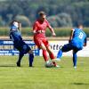 Sorgte mit seinem Treffer zum 4:3 im Derby gegen den SV Sinning für die Entscheidung: Wagenhofens Spielertrainer Sebastian Rutkowski (Mitte/hier gegen Andreas Reichherzer und Alexander Tyebo). Foto: Daniel Worsch