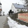 Die Bürger im Kammeltaler Ortsteil Egenhofen wehren sich vehement gegen den Straßenausbau. Überall im Dorf hängen großen Plakate. Trotz ihres Widerstands gehen Anfang Februar aber die Bauarbeiten los. 