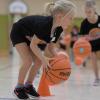 50 Mädchen im Grundschulalter hatten beim Umgang mit dem roten Ball viel Spaß. 	