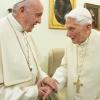 Amtierender und emeritierter Papst: Franziskus (links) und Benedikt XVI. kurz vor Weihnachten 2018 im Vatikan-Kloster Mater Ecclesiae. 	