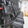 In der Produktionshalle des Waffenherstellers Heckler & Koch in Oberndorf sind Sturmgewehre vom Typ HK416 F-S aufgereiht.