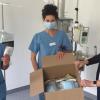 Das gesamte Pflegeteam im Wertinger Kreiskrankenhaus freute sich über die Spende der Masken, die zur rechten Zeit kam. Das Foto zeigt (von links) Stationsleiter Christoph Knab, Intensivkrankenschwester Maylin Gänsler und Fachkrankenschwester Kathrin Kehl, die im Auftrag der Freien Wähler die Masken überreichte. 