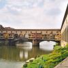 Die Ponte Vecchio ist die älteste Brücke in Florenz und eine der berühmtesten in Europa. Sie wurde im 16. Jahrhundert fertiggestellt und ist heute Sitz vieler teurer Geschäfte.