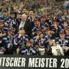 Die Spieler der Eisbären Berlin bejubeln den Meistertitel 2012. Foto: Sebastian Kahnert dpa