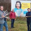 Der Glasfaserausbau in Merching geht voran: von links Bürgermeister Helmut Luichtl, Stefan Ziegler (Lechwerke) und Michael Weng (Bayernwerk).