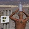 Ganz schön heiß: Ein Mann kühlt sich im «Death Valley»-Nationalpark im US-Bundesstaat Arizona mit einer mit Eiswasser gefüllten Plastikflasche auf dem Kopf ab.