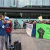 Rund 80 Menschen protestierten vorige Woche in Augsburg gegen die Klima-Razzia – mit dabei war auch Ingo Blechschmidt (links), bei dem durchsucht wurde.