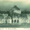 Die Postkarte zeigt die neu erbaute Synagoge. Sie war zwischen 1913 und 1917 nach Plänen der Architekten Fritz Landauer und Heinrich Lömpel errichtet worden, die auf der Postkarte vermerkt sind. 