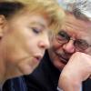 Mit deutlichen Worten hat Bundespräsident Gauck Kanzlerin Merkel gemahnt, die Maßnahmen zur Euro-Rettung den Bürgern zu erklären. Foto: Hannibal/ Archiv dpa
