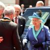 Die britische Königin Elizabeth II. und Prinz Philip werden in Frankfurt am Main vor der Paulskirche begrüßt.