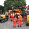 Ein Arbeiter einer Leitungsbaufirma ist am Dienstagnachmittag in einer Baugrube von einem Lkw eingeklemmt worden. Die Feuerwehr konnte das Fahrzeug mit dem Kranwagen anheben und den schwer verletzten Mann bergen.