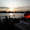 Wie im Italien-Urlaub: ein Aperol Sprizz am Friedberger See bei Sonnenuntergang.