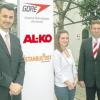 Das Foto zeigt (von links): Koray Özkan, Nurgül Özcihan und Markus Spengler, Vice President Sales der AL-KO Fahrzeugtechnik, vor dem neuen Verbindungsbüro in Istanbul. 
