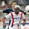 Aristide Bancé (vorne, im Hintergrund Lukasz Szukala)  erhält in Augsburg einen Drei-Jahres-Vertrag bis zum 30. Juni 2015, der unabhängig der Spielklassenzugehörigkeit gilt. 