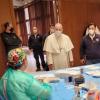 Papst Franziskus besucht am Karfreitag Bedürftige und Gesundheitspersonal im Corona-Impfzentrum des Vatikans. .