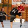 Quirin Grosshauser (rotes Trikot) und die Handballer des TSV Aichach starten mit dem Derby beim TSV Haunstetten II in die neue Saison. 