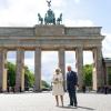Der damalige Prinz Charles von Großbritannien und Eherau Camilla stehen vor dem Brandenburger Tor.