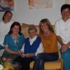 Heute feiert die älteste Frau des Landkreises, Agathe Schneider, im Kreisseniorenheim 105. Geburtstag. Von links: Rita Müller, Rosi Högenauer (Betreuerin), Agathe Schneider, Gerti Sporer (Stationsleitung) und Uschi Hens. 

