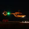 Bei Dunkelheit startet der Ulmer Rettungshubschrauber „Christoph 22“ am Bundeswehrkrankenhaus zu einem Übungsflug mit Nachtsichtbrillen.  	