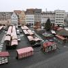Findet der Christkindlesmarkt in Augsburg im Corona-Jahr 2021 statt? Aufgebaut sind die Stände schon, die Standbetreiber befürchten, dass sie wieder abbauen müssen.