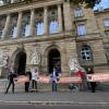 Beim ersten Prozess gegen die "Letzte Generation" am Ulmer Amtsgericht kamen einige Klima-Aktivisten mit Bannern.