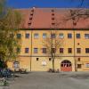 Auf der Rückseite des historischen Gebäudes am Weinmarkt in Nördlingen soll angebaut werden – hier soll die Erweiterung der Grundschule Mitte entstehen. Laut Stadtbaumeister Hans-Georg Sigel soll der moderne Anbau vier Stockwerke haben. 