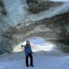 Julia Roth vor dem Castner-Gletscher in Alaska.