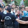 In Tränen aufgelöst warten Angehörige eingeschlossener Kumpel auf Nachrichten. Demonstranten fordern nach dem Grubenunglück den Rücktritt des Regierungschefs Erdogan.