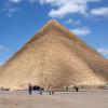 Damit Sie einen Eindruck bekommen: So groß ist die Cheops-Pyramide. Ihr Gewicht wird auf 6,4 Millionen Tonnen geschätzt. 