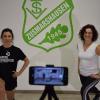 Natalie Stöckle und Sonja Spreng präsentieren künftig jeden Donnerstag auf der Homepage des TSV Zusmarshausen eine Fitnessstunde. Über Handy wird gefilmt und als Livestream übertragen.