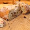 Schön heiß sind auch die Weihnachtsstollen, die im Erzgebirge jetzt schon aus dem Ofen geholt werden. 