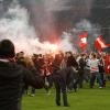 Düsseldorfer Fans stürmen das Spielfeld vor dem Abpfiff. Die Partie war in der Nachspielzeit für 20 Minuten unterbrochen, weil bereits zahlreiche Düsseldorfer Fans auf den Rasen gelaufen waren. 