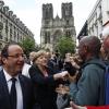 Kanzlerin Merkel und Präsident Hollande schütteln Hände von Zuschauern in Reims. Foto: Jacky Naegelen dpa