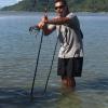 Juan Walker fischt mit einem Speer, so wie es seine Vorfahren schon gemacht haben.