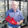 Sein neuestes Sammlerstück: Heinrich Pflanz und das feuerrote Paar Schuhe, das für Papst Benedikt XVI. gefertigt wurde. Neben vielen anderen Schuhen sind sie in seinem privaten Museum zu sehen. 