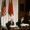 Der damalige US-Präsident Ronald Reagan (rechts) und der damalige sowjetische Parteichef Michail Gorbatschow unterzeichnen im Dezember 1987 in Washington den INF-Vertrag zur Vernichtung atomarer Mittelstreckenraketen.